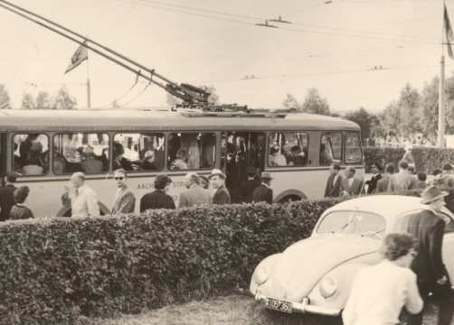 1961 Großer Andrang beim CHIO Aachen. Die berühmte O-Bus-Brücke von der Innenstadt zum Turniergelände sollte den Individualverkehr zum Turnierplatz entlasten und damit die Parkplätze. Das Thema ist aktuell geblieben …