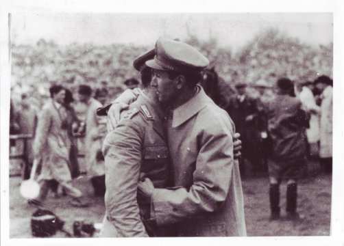 1956 Die zweite Weltmeisterschaft der Springreiter in Aachen gewinnt Cap. Raimondo d’Inzeo (ITA) mit „Merano“. Erster Gratulant ist sein Bruder Lt. Piero d‘Inzeo. 