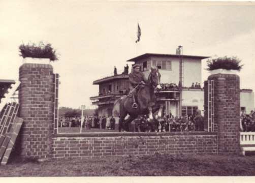 1946 Durch Beteiligung der Besatzer beim ersten Nachkriegsturnier war fast ein wenig Internationalität im Parcours zu spüren. Jedenfalls erlebten 30.000 Zuschauer bei „ihrem Turnier“ wieder etwas Normalität, wenn auch nur an 2 Tagen. 