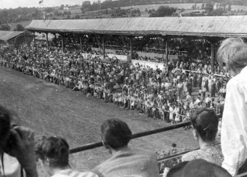 1947 Crowded ranks in the main grandstand. For the World Show Jumping Championships in 1955, a massive new building should replace this roofed wooden construction from the Wilhelmine era. 