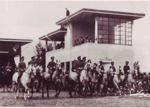1930er Jahre Die Offiziere der Kavallerieschule Hannover galten zu Recht als die Erfolgsgaranten im internationalen Reitsport. Ihr Reitstil nach italienischer Schule, der Pferd und Reiter in ein natürliches Gleichgewicht bringt, war in Deutschland zunächst gewöhnungsbedürftig. 