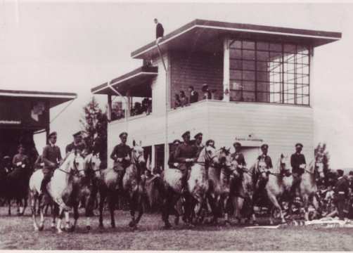 1930s. The officers of the Hanover Cavalry School were rightly regarded as the guarantors of success in international equestrian sport. Their riding style according to the Italian school, which brings horse and rider into a natural balance, took a while to get used to in Germany. 