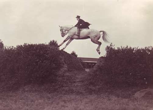 1931 Irmgard von Opel passes the great wall with her gray stallion "Nanuk". The outstanding amazone did not only shape the show events in Aachen. In 1934, she was to become the first woman to win the German Derby in Hamburg. 