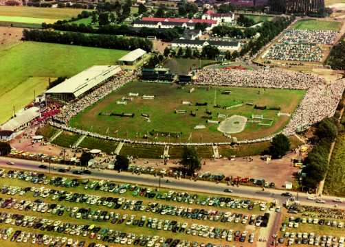 1966 Naturhindernisse sind immer das Markenzeichen des Aachener Parcours gewesen, auch wenn sie zur Verbesserung der Sicht mit den Jahren reduziert wurden. 