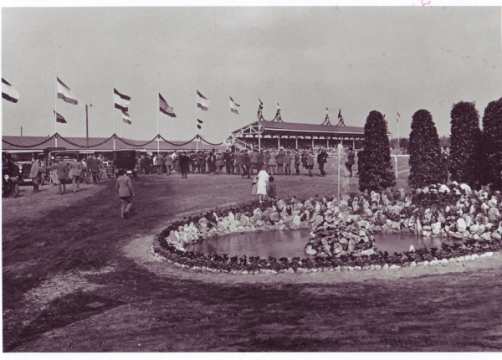 1925 Rush at the ticket office at the opening of the show grounds with its distinctive architecture. The garlanded covered wooden grandstand had room for 1,000 spectators. 