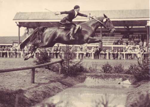 1930 Alexis Baade, erfolgreiche Amazone, blieb auch im Sattel von „Clemens“ fehlerfrei und errang damit den zweiten Platz im Walkürenpreis. Naturhindernisse waren schon damals ein Markenzeichen des Aachener Parcours.  

