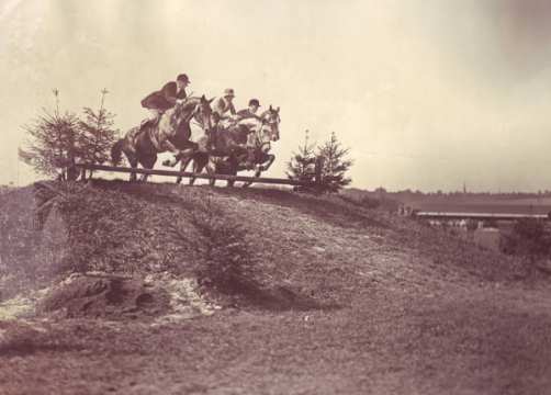 1929 Tandem and group jumping were one of the most spectacular competitions until the 1930s. The fences were a maximum of 1.20 meters high. Equal jumping and equal direction were judged.