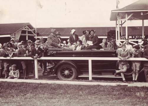 1931 After a triple "hurrah" on his 70th birthday, now a privileged view of the course for Benno von Achenbach. To this day, his book "Anspannen und Fahren" (Harnessing and Driving), published in 1922, is considered the standard book for the driving sport. 