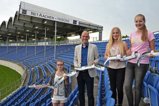 The photo shows the NetAachen Executive Director, Andreas Schneider with (f.t.l.) Hannah Hamacher, Lynn Sophie Watermann and Linda Amberge, who together with her ponies will be participating in the Opening Ceremony. The photo can be used copyright-free in connection with the CHIO Aachen (Photo: CHIO Aachen/Bernd Born).