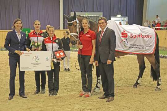 Siegerin Kristina Boe (Mitte), ihr gratulieren der stellvertretende Vorstandsvorsitzende der Sparkasse Aachen, Norbert Laufs (r.), sowie ALRV-Aufsichtsratsmitglied Stefanie Peters (l.).