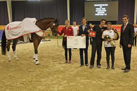 Thomas Brüsewitz, ihm gratulieren der stellvertretende Vorstandsvorsitzende der Sparkasse Aachen, Norbert Laufs (r.), sowie ALRV-Aufsichtsratsmitglied Stefanie Peters (2.v.l.). 