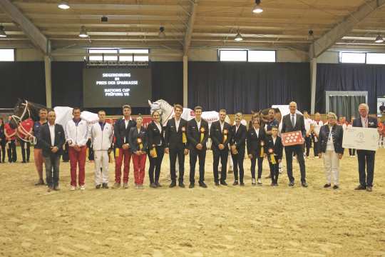 Die siegreiche Equipe! Es gratulieren Ralf Wagemann, Vorstandsmitglied Sparkasse Aachen (3.v.r.) sowie ALRV-Vizepräsident Baron Wolf von Buchholtz (rechts).