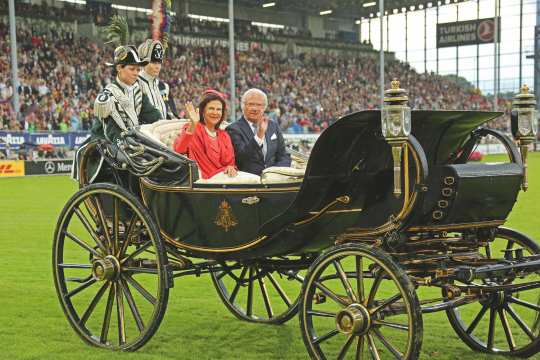 Das Königspaar in der Königlichen Gala-Barouche, welche um 1850 in Hamburg vom deutschen Kutschenhersteller Croissant & Lauenstein gebaut wurde.