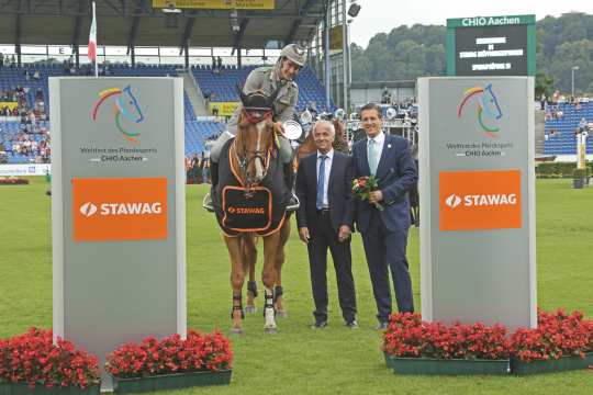Wolfgang Mainz, member of the ALRV supervisory board and Dr. Peter Asmuth, chairman of the STAWAG managing board, gratulate the winner Emanuele Gaudiano. Foto: CHIO Aachen/Michael Strauch
