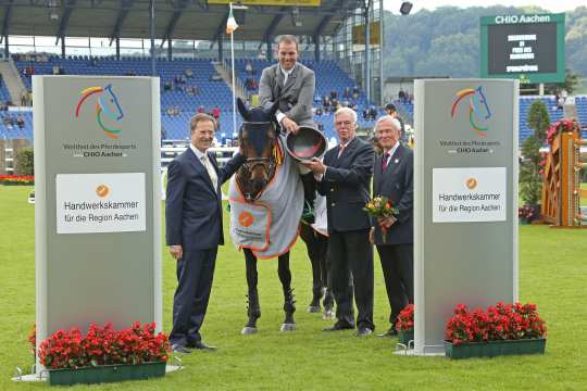 Dem Sieger gratulieren v.l. Peter Deckers, Hauptgeschäftsführer Handwerkskammer Aachen, Dieter Philipp, Präsident der HWK und ALRV-Präsident Carl Meulenbergh. Foto: CHIO Aachen/Michael Strauch