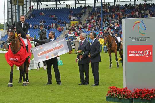 Yigit Bilge Avci (left), General Manager, Turkish Airlines Cologne; Nurullah Oguz, General Manager, Turkish Airlines Berlin (right) and the President of the Aachen-Laurensberger Rennverein, Carl Meulenbergh congratulating the winner. Foto: CHIO Aachen/Michael Strauch