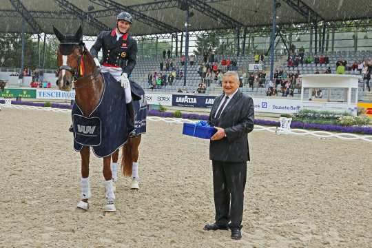 Michael Mahr, chairman of the board of the VUV - Vereinigte Unternehmerverbände Aachen, gratulates the winner. Foto: CHIO Aachen/Michael Strauch