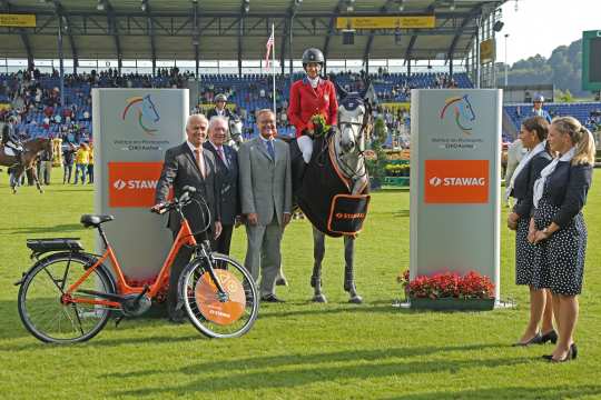 The directorates of STAWAG, Dr. Peter Asmuth and Dr. Christian Becker as well as Hans Kauhsen, member of the ALRV supervisory board, gratulate the winner. Foto: CHIO Aachen/Michael Strauch