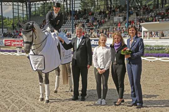 Der Siegerin Isabell Werth gratulieren v.r. ALRV-Aufsichtsratsmitglied Stefanie Peters, Sabine Tesch, Vicky Tesch und Siegward Tesch. Foto: CHIO Aachen/Michael Strauch