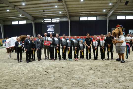 ALRV President, Carl Meulenbergh (2nd f.t.l.); FN General Secretary, Soenke Lauterbach 4th f.t.l.) and Ralf Wagemann, (Member of the Board, Sparkasse Aachen, 5th f.t.l.) congratulating the triumphant team from Fredenbeck. Photo: CHIO Aachen/Michael Strauch 