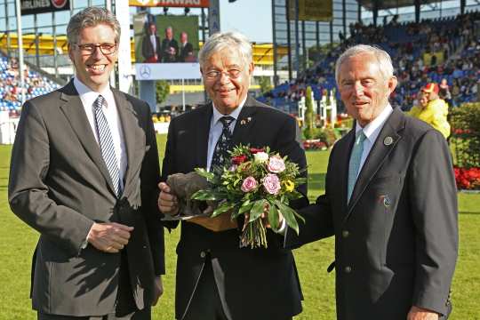The Lord Mayor Marcel Philipp (left) and ALRV President Carl Meulenbergh (right) presenting the Prize of the City of Aachen. (Photo: CHIO Aachen/Michael Strauch).