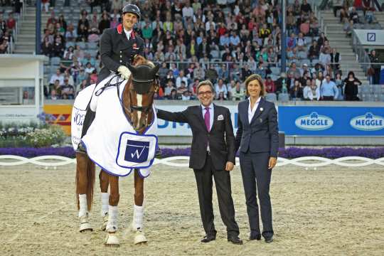 Dem Sieger gratulieren Horst Wollgarten, Geschäftsführender Gesellschafter WOTAX und Stefanie Peters, Mitglied des ALRV-Aufsichtsrats.