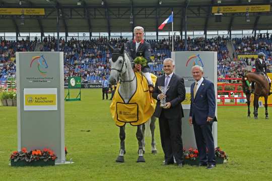 (Foto: CHIO Aachen/ Michael Strauch). Dem Sieger gratulieren Christoph Schmallenbach, Vorsitzender des Vorstands der AachenMünchener, und ALRV-Präsident Carl Meulenbergh (rechts).