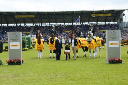 Katja Herbst, Member of the Divisional Management of DHL Paket and president of ALRV, Carl Meulenbergh, congratulating the winning team. 