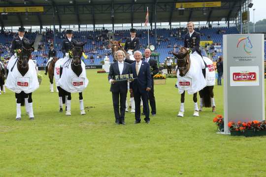 Dem siegreichen Team gratulieren Dr. Hermann Bühlbecker, Inhaber der Firma Lambertz, und Carl Meulenbergh, Präsident des Aachen-Laurensberger Rennvereins. Foto: CHIO Aachen/Michael Strauch