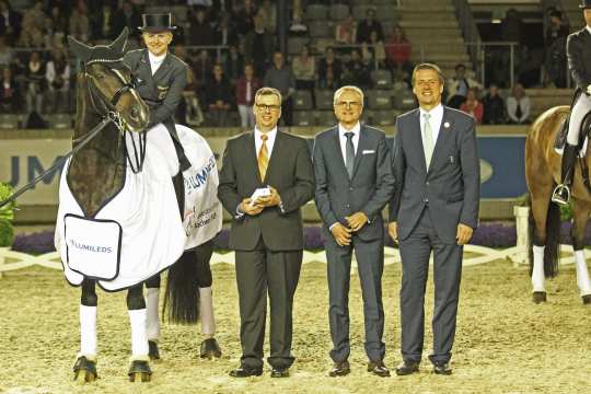 Wolfgang Mainz, member of the ALRV supervisory board, Willi Thelen, managing director of the Lumileds Germany GmbH and Karl Spekl, Senior Industrial Relations of Lumileds Germany GmbH, gratulate the winner. Foto: CHIO Aachen/Michael Strauch