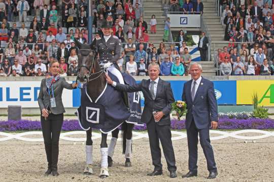 Jürgen Fitschen, Senior Advisor of Deutsche Bank AG (2.v.r.) and ALRV president Carl Meulenbergh congratulating the winner.