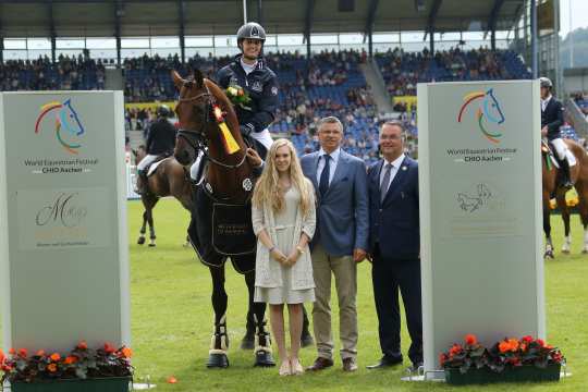 Der Siegerin gratulieren Marie-Claire Müter, der Bundestrainer der deutschen Springreiter Otto Becker und ALRV-Aufsichtsratsmitglied Peter Weinberg.