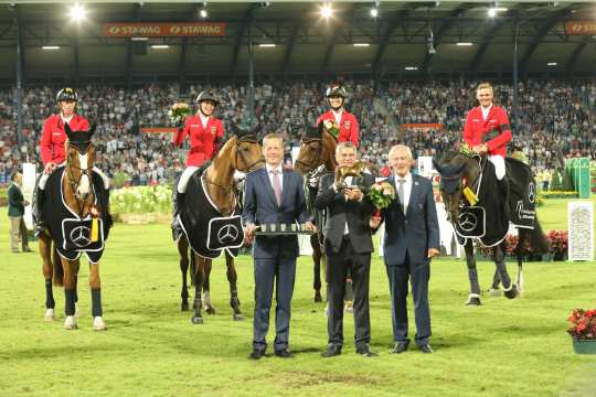 Ein legendärer Abend findet einen würdigen Abschluss. Dem siegreichen Team und Bundestrainer Otto Becker (Mitte) gratulieren Dr. Carsten Oder, Vorsitzender der Geschäftsleitung Mercedes-Benz Vertrieb Deutschland, (links) und Carl Meulenbergh, Präsident des Aachen-Laurensberger Rennvereins e.V. Foto: CHIO Aachen/ Michael Strauch