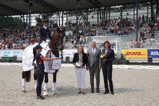 Der Siegerin gratulieren Sabine und Siegward Tesch zusammen mit ALRV-Aufsichtsratsmitglied Stefanie Peters (rechts). Foto: CHIO Aachen/ Michael Strauch