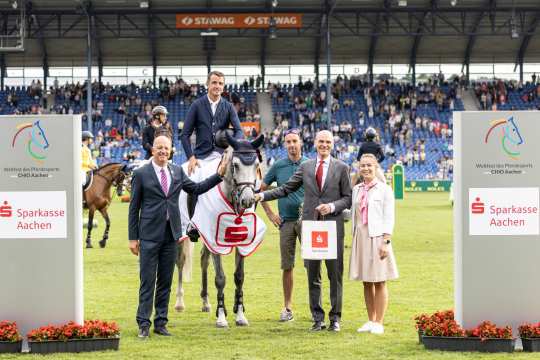 Das Foto zeigt den Sieger des Sparkassen-Youngsters-Cups, Gregory Wathelet auf seiner Schimmelstute Flagship de Hus. Foto: CHIO Aachen/Jasmin Metzner
