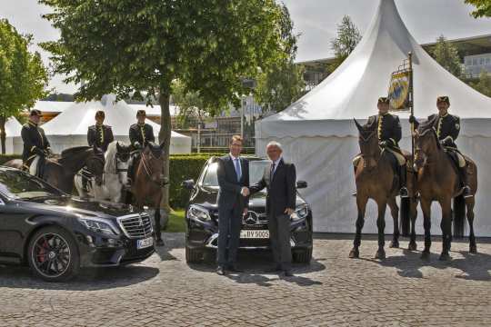 Matthias Hindemith und Carl Meulenbergh sowie die Aachener Stadtreiter bei der Fahrzeugübergabe. © CHIO Aachen/Michael Strauch