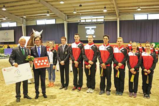 Die siegreiche Kölner Gruppe mit (v.l.) ALRV-Präsident Carl Meulenbergh und Wilfried Nellessen, Mitglied des Vorstands der Sparkasse Aachen.