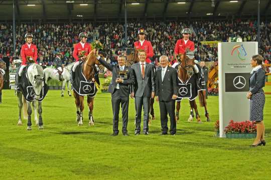 The National Coach Otto Becker (left); Dr. Carsten Oder, Chairman of the Executive Board, Mercedes-Benz Cars Sales Germany (centre) and the President of the Aachen-Laurensberger Rennvereins e.V. Carl Meulenbergh were delighted. Foto: CHIO Aachen/Michael Strauch