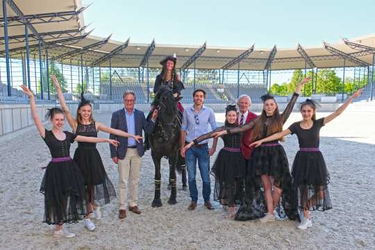 Vorfreude auf zwei außergewöhnliche Abende: Frank Kemperman, Justus Thorau und Carl Meulenbergh (v.l.) zusammen mit Bianca Pingel im Sattel von Amado und Tänzerinnen der Balletschule Ferberberg.  Foto: CHIO Aachen