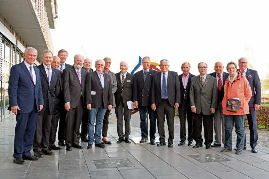 Das Foto zeigt v.l. ALRV-Präsident Carl Meulenbergh, Franz Drießen, Lothar Giltz, Horst Klosterkemper, Dieter Herff, Josef Görgens, Bernd Frantzen, Jutta Peters, Axel Nawrocki, Eberhardt von Pistor, Jochen Bräutigam, Hans-Dieter Rüblinger, Hans Severich, Manfred Fuchs, Birgit Palm, ALRV-Aufsichtsratsmitglied Wolfgang „Tim“ Hammer.