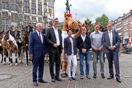 The photo shows (from the left) Carl Meulenbergh, Marcel Philipp, Monica Theodorescu, Marcus Ehning, Steffen Simon and Frank Kemperman.