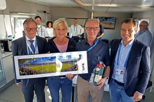 Bye bye, Gert Herrmann (2.f.t.r.)! The ZDF commentator and equestrian sport expert commentated the CHIO Aachen for the final time last weekend. His colleague, Kristin Otto, as well as Frank Kemperman and Michael Mronz (right) presented him with farewell gifts. Photo: CHIO Aachen