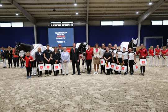 Dem siegreichen Team gratulieren Thomas Salz, Vorstandsmitglied der Sparkasse Aachen, sowie Stefanie Peters, Präsidentin des ALRV-Aufsichtsrats und Heidi van Thiel von der Deutschen Reiterlichen Vereinigung e. V. Foto: CHIO Aachen/ Michael Strauch