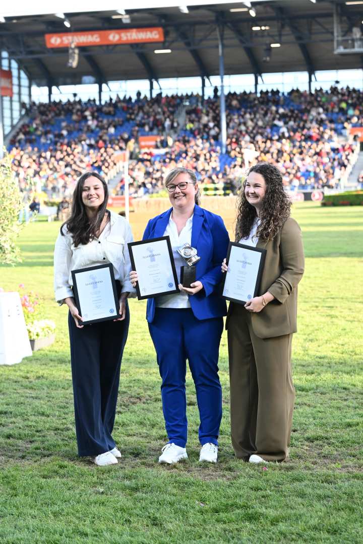 Die drei Podiumsplatzierten Rebecca Thamm, Danielle Smits und Jasmin Metzner der Silbernen Kamera 2025 bei der Preisverleihung im Hauptstadion glücklich mit ihren Urkunden und Preisen.