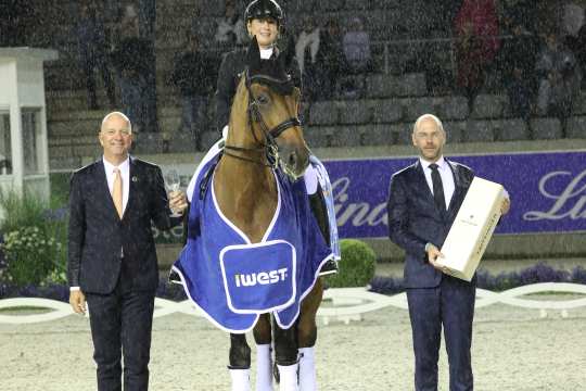 The photo shows the winner Isabell Werth, Matthias Meyer (General Manager iWest) and ALRV Supervisory Board member Jürgen Petershagen. Photo: CHIO Aachen/Michael Strauch