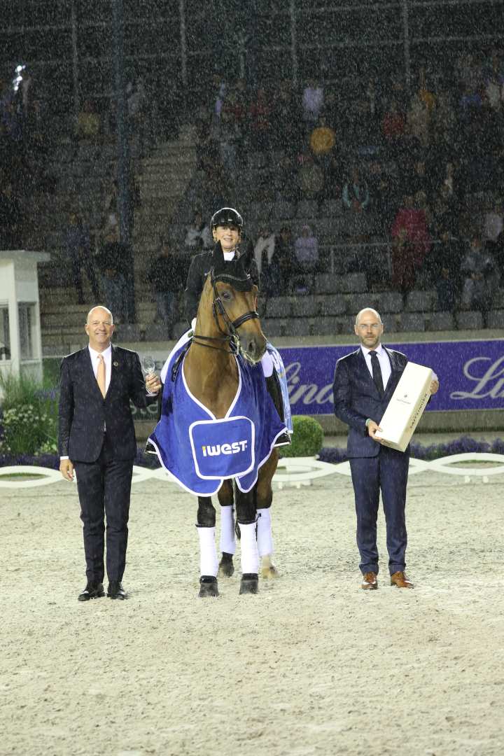 Das Foto zeigt die Siegerin Isabell Werth, Matthias Meyer (Geschäftsführer iWest) und ALRV-Aufsichtsratsmitglied Jürgen Petershagen. Foto: CHIO Aachen/Michael Strauch
