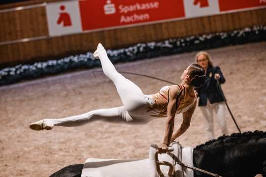 Janika Derks zum Auftakt der Voltigierwettbewerbe im "Preis der Sparkasse". Foto: CHIO Aachen/ Franziska Sack 