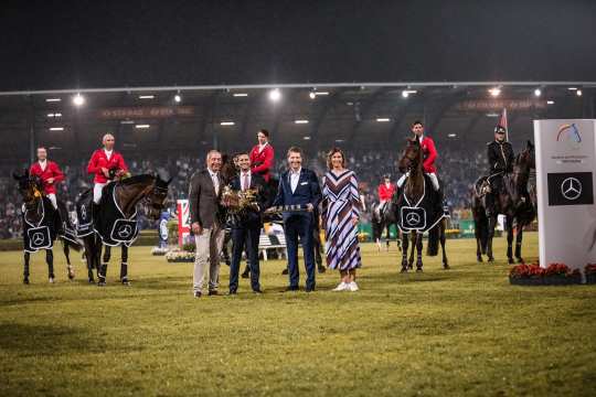 Das Foto zeigt die siegreiche Schweizer Mannschaft im Hintergrund. Im Vordergrund gratulieren Matthias Hindemith (Vertriebsdirektor Mercedes-Benz Rheinland), FN-Präsident Hans-Joachim Erbel und ALRV-Präsidentin Stefanie Peters dem Teamchef Michel Sorg. Foto: CHIO Aachen/ Franziska Sack

