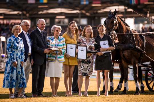 Das Foto zeigt die Vorjahressiegerin Maren Höfle (2.v.r.) mit den Platzierten, den Jurymitgliedern und Burkhard Jung, der als Persönlichkeit ausgezeichnet wurde (3.v.l.). Foto: CHIO Aachen/ Franziska Sack