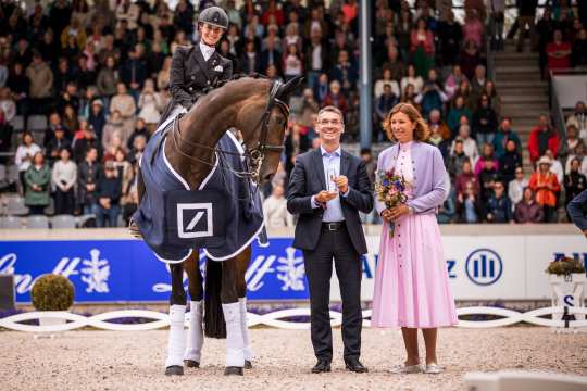 The photo shows the winner of the Deutsche Bank Prize, Jessica von Bredow-Werndl and her Dalera together with Bernd Leukert (Member of the Executive Board of Deutsche Bank AG) and ALRV President Stefanie Peters. Photo: CHIO Aachen/Franziska Sack